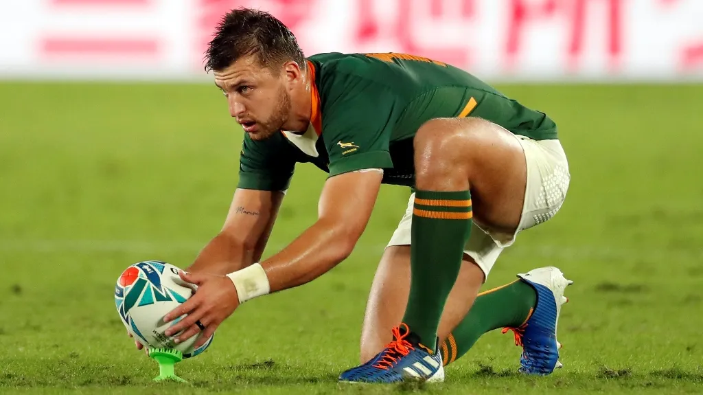 Handré Pollard si připravuje míč v semifinále MS v ragby