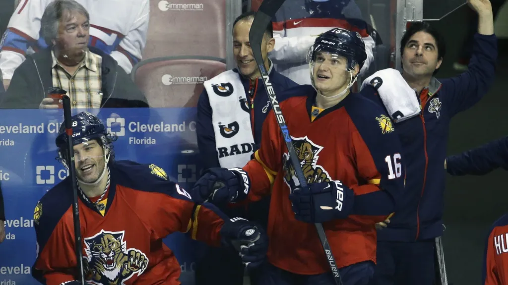 Jaromír Jágr slaví gól se spoluhráčem Alexandrem Barkovem