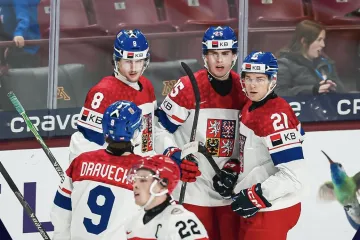 Čeští junioři slaví gól proti Dánsku