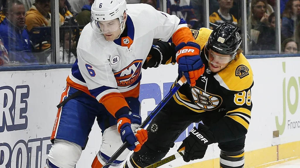 David Pastrňák v utkání s Islanders