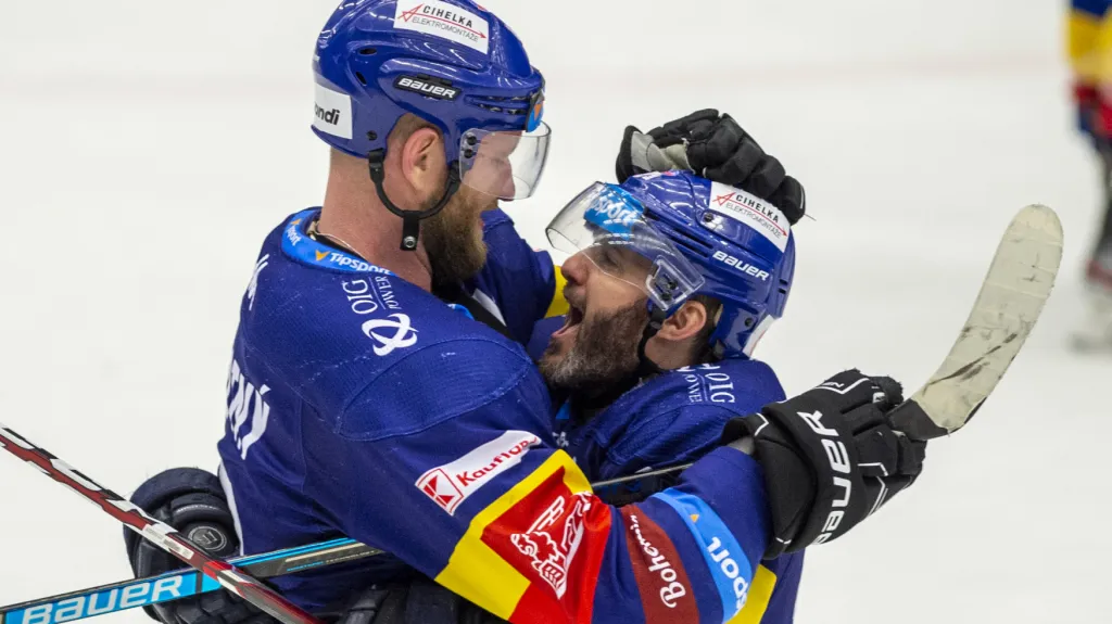 Jiří Novotný a Lukáš Pech (vpravo) se radují z gólu Českých Budějovic