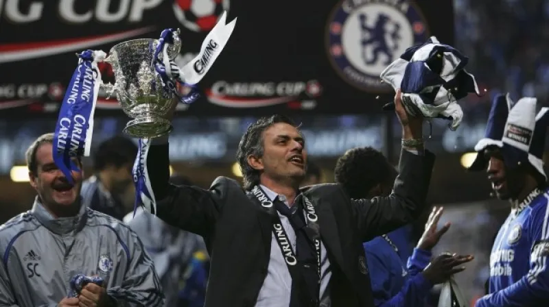 José Mourinho s jednou ze 6 trofejí, které získal s Chelsea