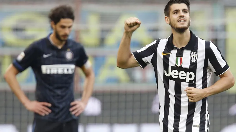 Álvaro Morata z Juventusu slaví gól v duelu s Interem Milán