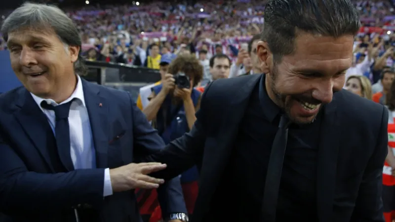 Gerardo 'Tata' Martino a Diego Simeone se zdraví během čtvrtfinále Ligy mistrů