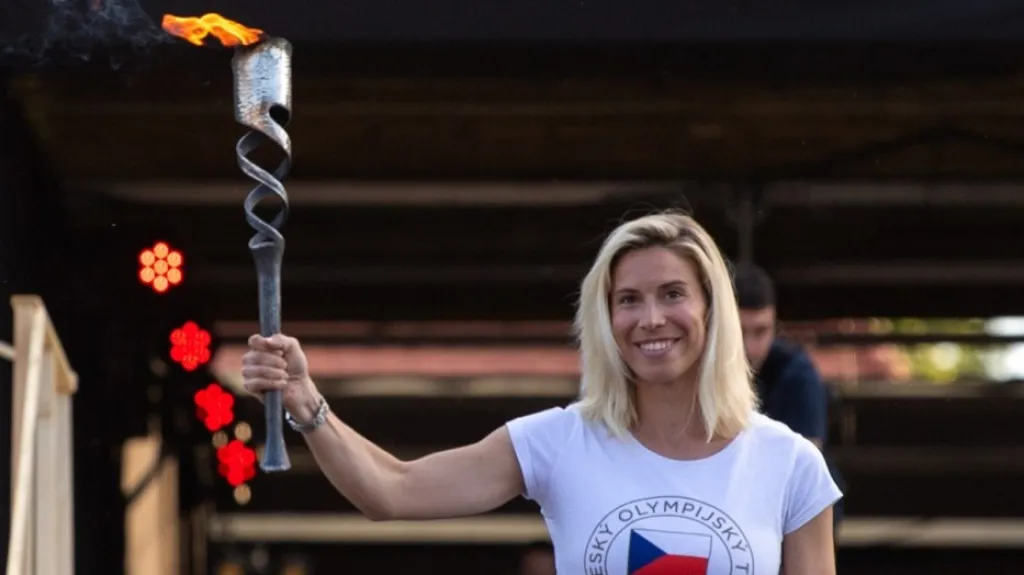 Eva Adamczyková před pár dny zapálila oheň Olympiády dětí a mládeže