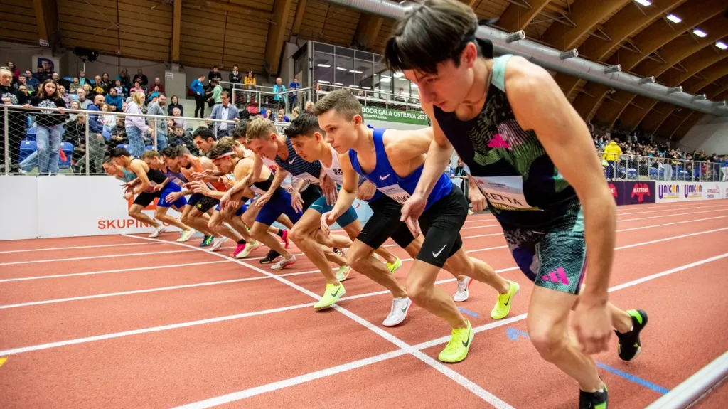 Start závodu na jednu míli na Czech Indoor Gala
