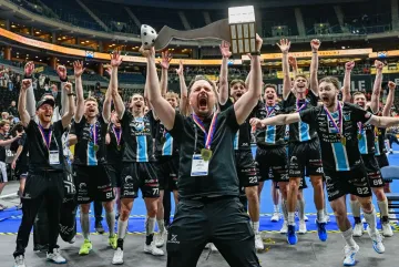 Joonas Naava s florbalisty mistrovské Mladé Boleslavi