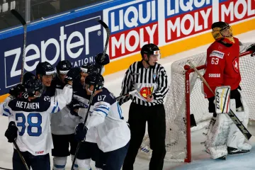 Hokejisté Finska se radují z gólu v síti Švýcarska