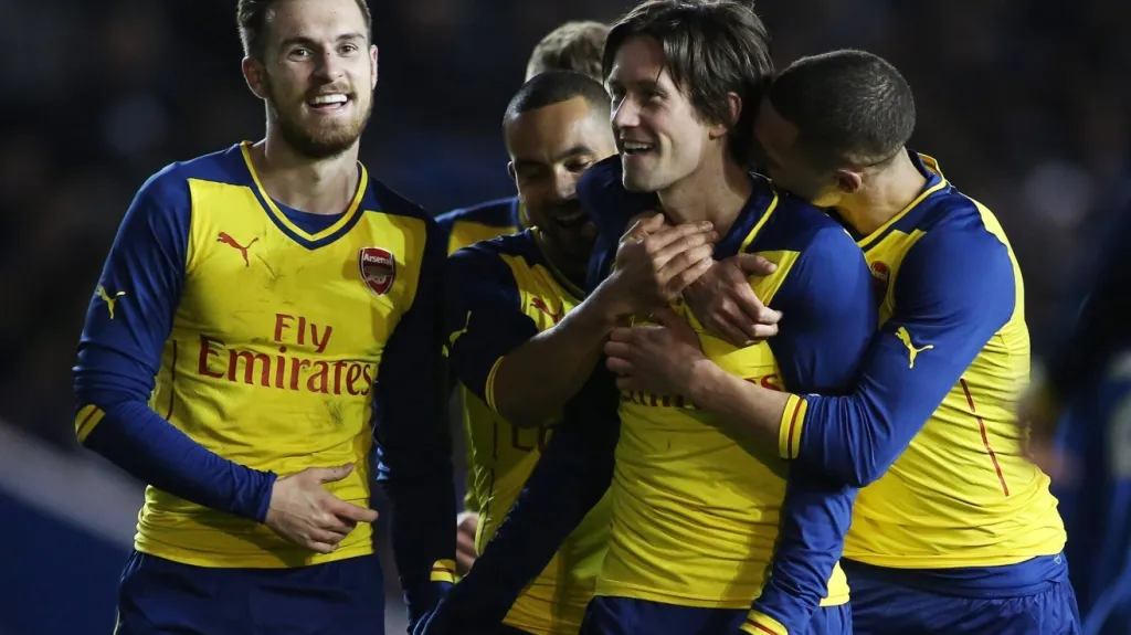 Rosický slaví se spoluhráči z Arsenalu