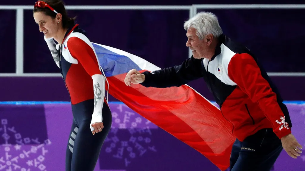 Martina Sáblíková a Petr Novák s českou vlajkou