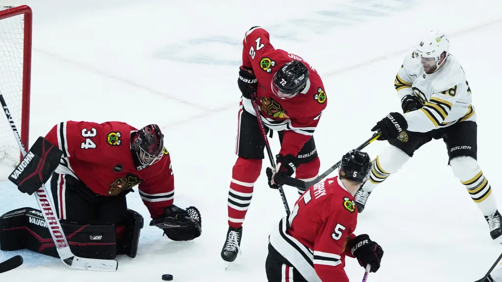 Pavel Zacha zakončuje na branku Petra Mrázka