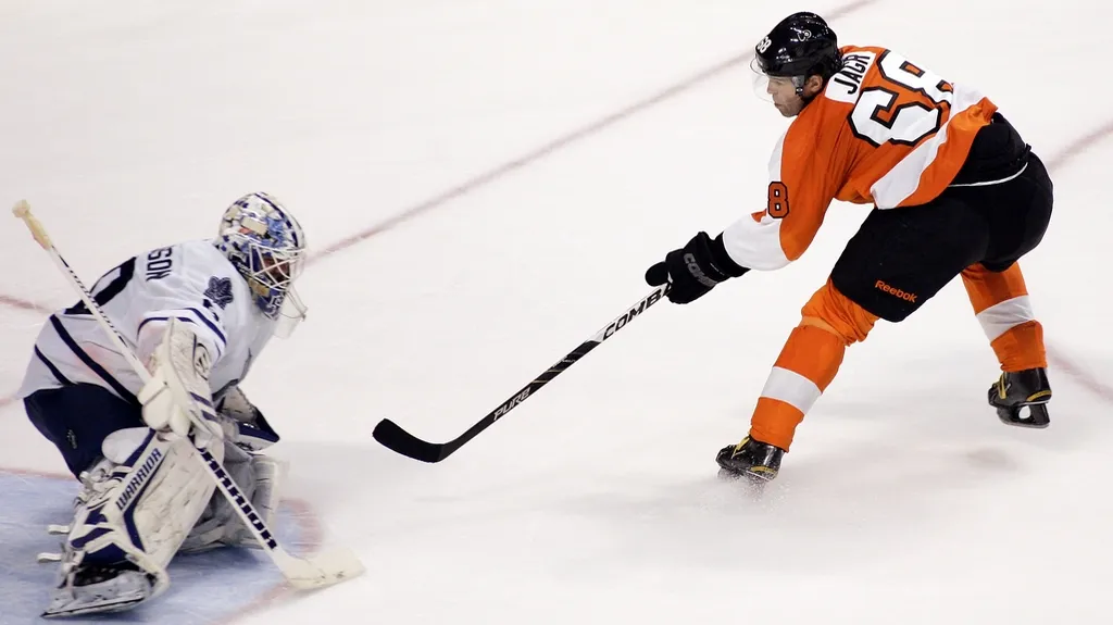 Jaromír Jágr skóruje proti Torontu