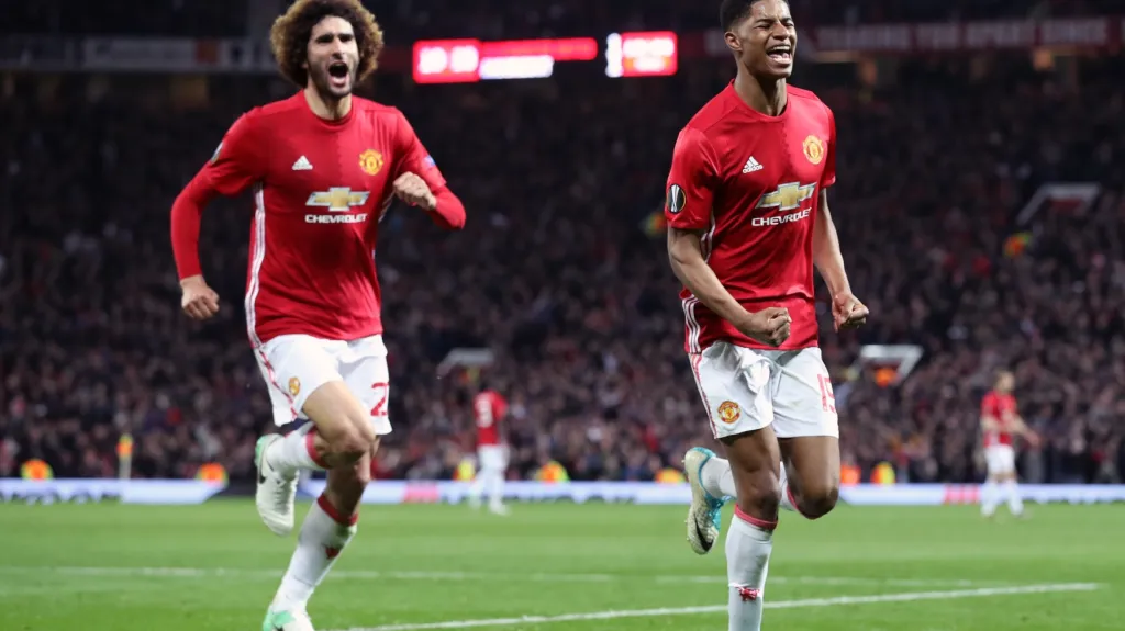 Marouane Fellaini slaví s Marcusem Rashfordem