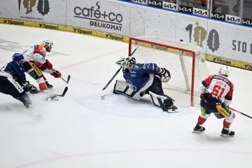 Pardubický Miloš Kelemen překonává kladenského brankáře Adama Brízgalu