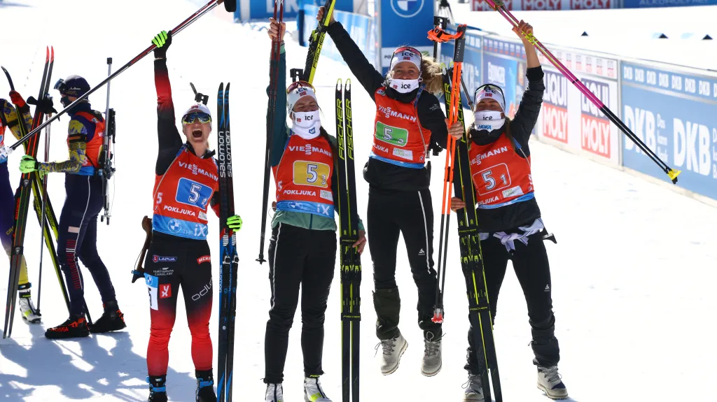 Slavící ženská štafeta Norska v cíli na mistrovství světa
