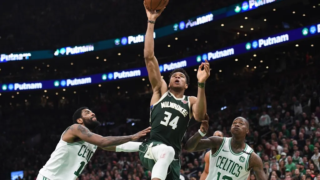 Janis Adetokunbo z Milwaukee smečuje do koše v utkání s Bostonem