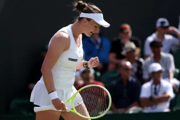 Barbora Krejčíková se raduje na londýnské trávě