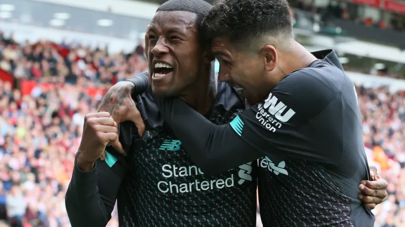 Georginio Wijnaldum (vlevo) slaví gól Liverpoolu