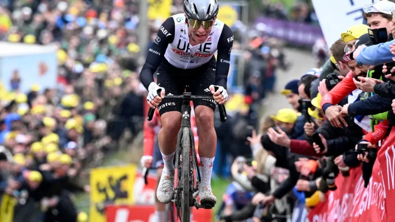 Rozhodující nástupy Tadeje Pogačara na Kolem Flander