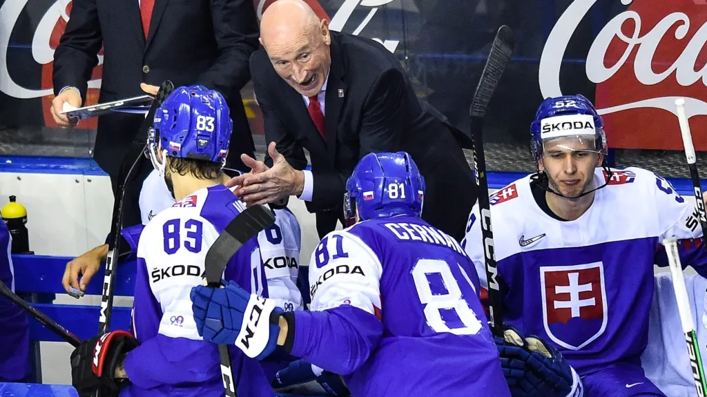Trenér Craig Ramsay (uprostřed) na střídačce slovenské reprezentace