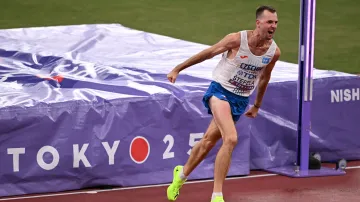 Závěr soutěže výškařů a bronz Jana Štefely