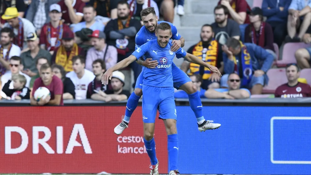 Fotbalisté Slovácka se radují z gólu