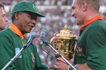 Nelson Mandela předává trofej jihoafrickému kapitánovi