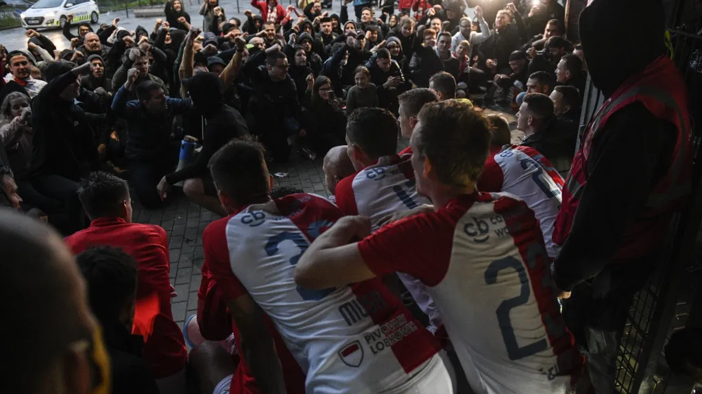 Fotbalisté Slavie při děkovačce s fanoušky