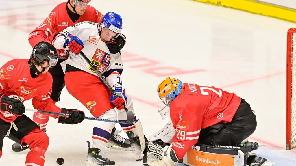 Jakub Rychlovský v souboji před brankou Rakouska