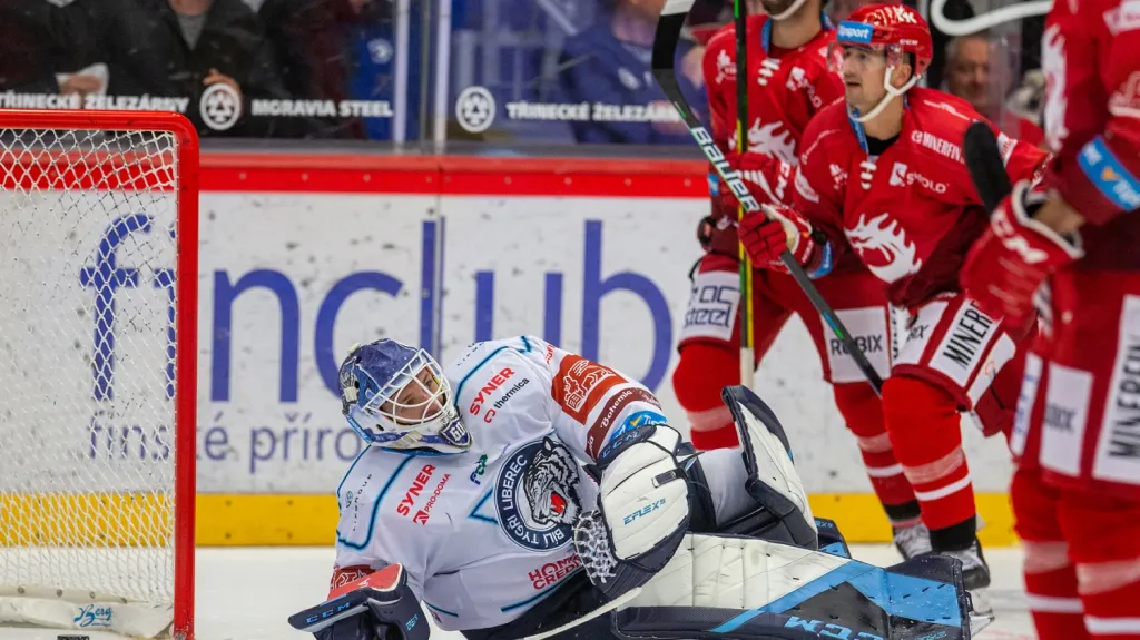 Liberecký brankář Petr Kváča inkasuje