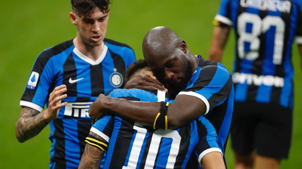 Romelu Lukaku objímá Lautara Martíneze