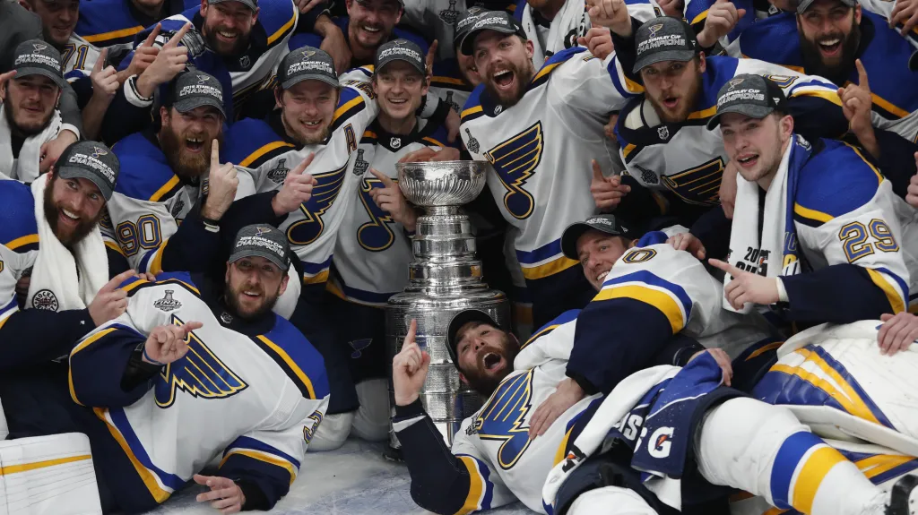 Hráči St. Louis Blues slaví historicky první Stanley Cup