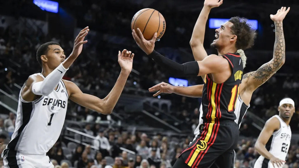 Trae Young z Atlanty dává koš San Antoniu