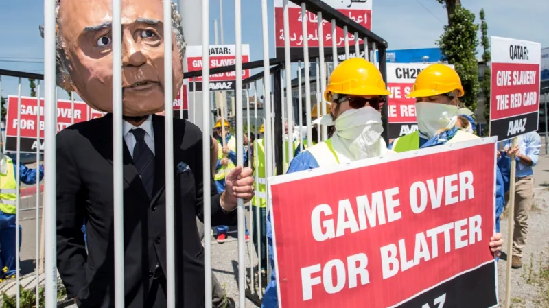 Demonstrant v Curychu během protestů proti korupci ve FIFA