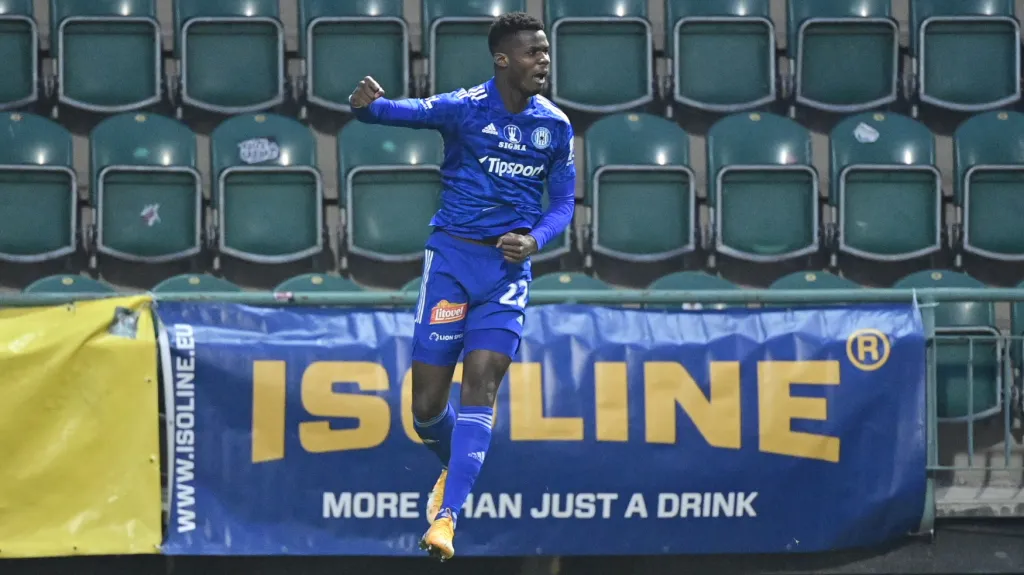 Florent Poulolo z Olomouce se raduje z gólu