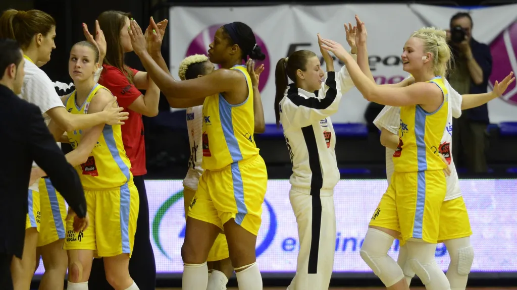 Radující se basketbalistky USK