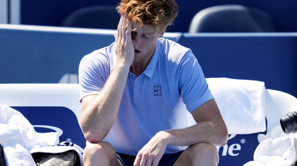 Zdravotně indisponovaný Jannik Sinner