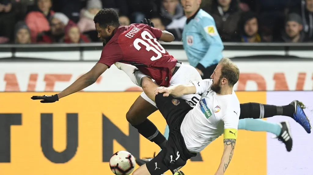 Roman Hubník z Plzně (vpravo) v souboji s Benjaminem Tettehem ze Sparty