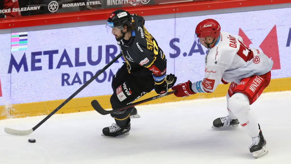 Třinecký Marko Daňo nahání Šimona Stránského z Litvínova