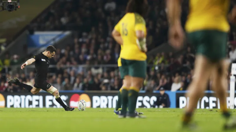 Carterův úspěšný trestný kop z padesátimetrové vzdálenosti