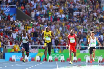 Usain Bolt v čele svého rozběhu