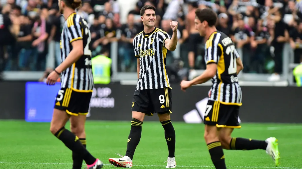 Dušan Vlahovič oslavuje třetí branku Juventusu proti Laziu
