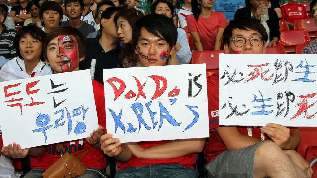 Korejští fanoušci vyjadřující podporu v teritoriálním sporu