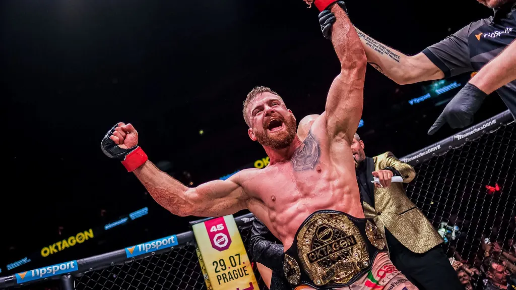 Slavící Patrik Kincl