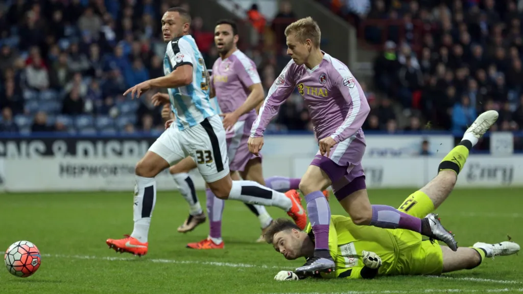 Matěj Vydra (v růžovém vpravo) v dresu Readingu