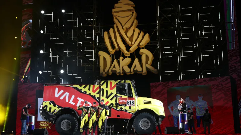 Jaroslav Valtr a jeho tým na startu Dakaru