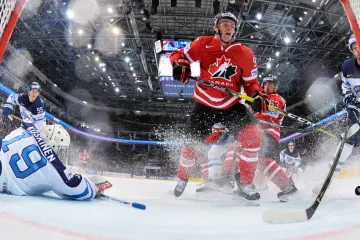 Connor McDavid v zápase s Finskem