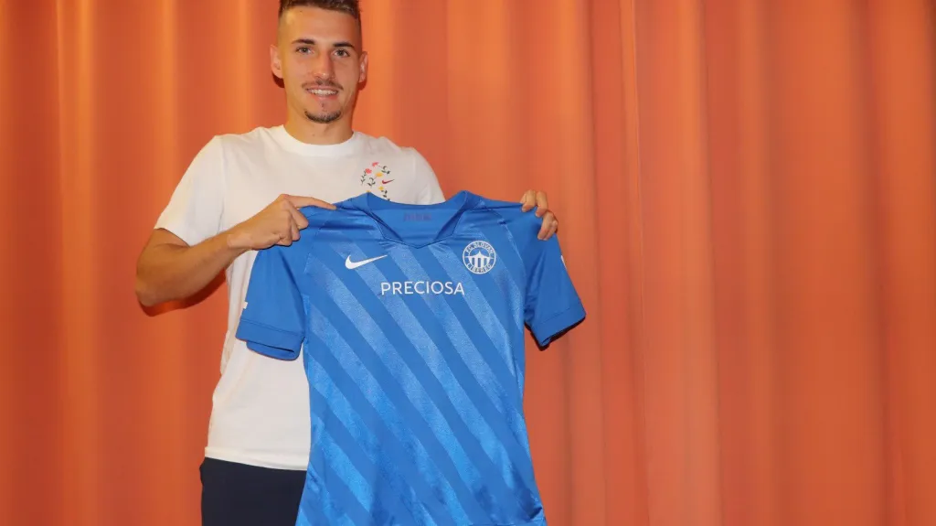 Michal Sadílek s dresem Liberce