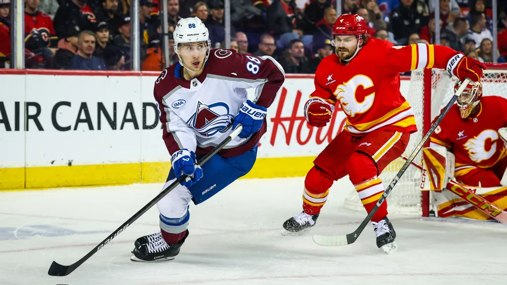 Martin Nečas v duelu s Calgary