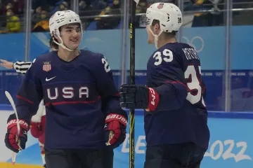 Sean Farrell přijímá gratulaci spoluhráče Bena Meyerse